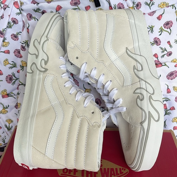 Vans Men’s Sk8-Hi Flame
Suede White/White
VN0005UJWWW
Sneakers - Picture 12 of 16